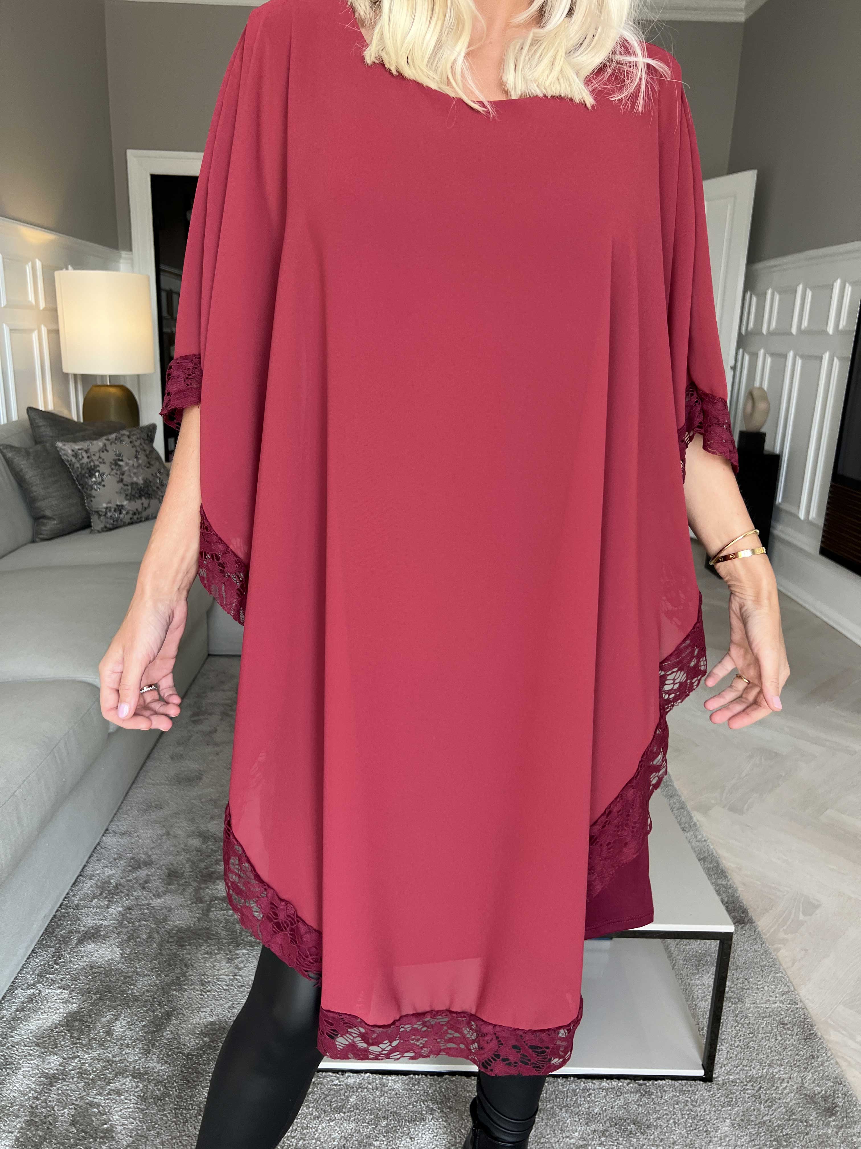 Kenya Edge - Tunikaklänning med chiffonglager och spetskant